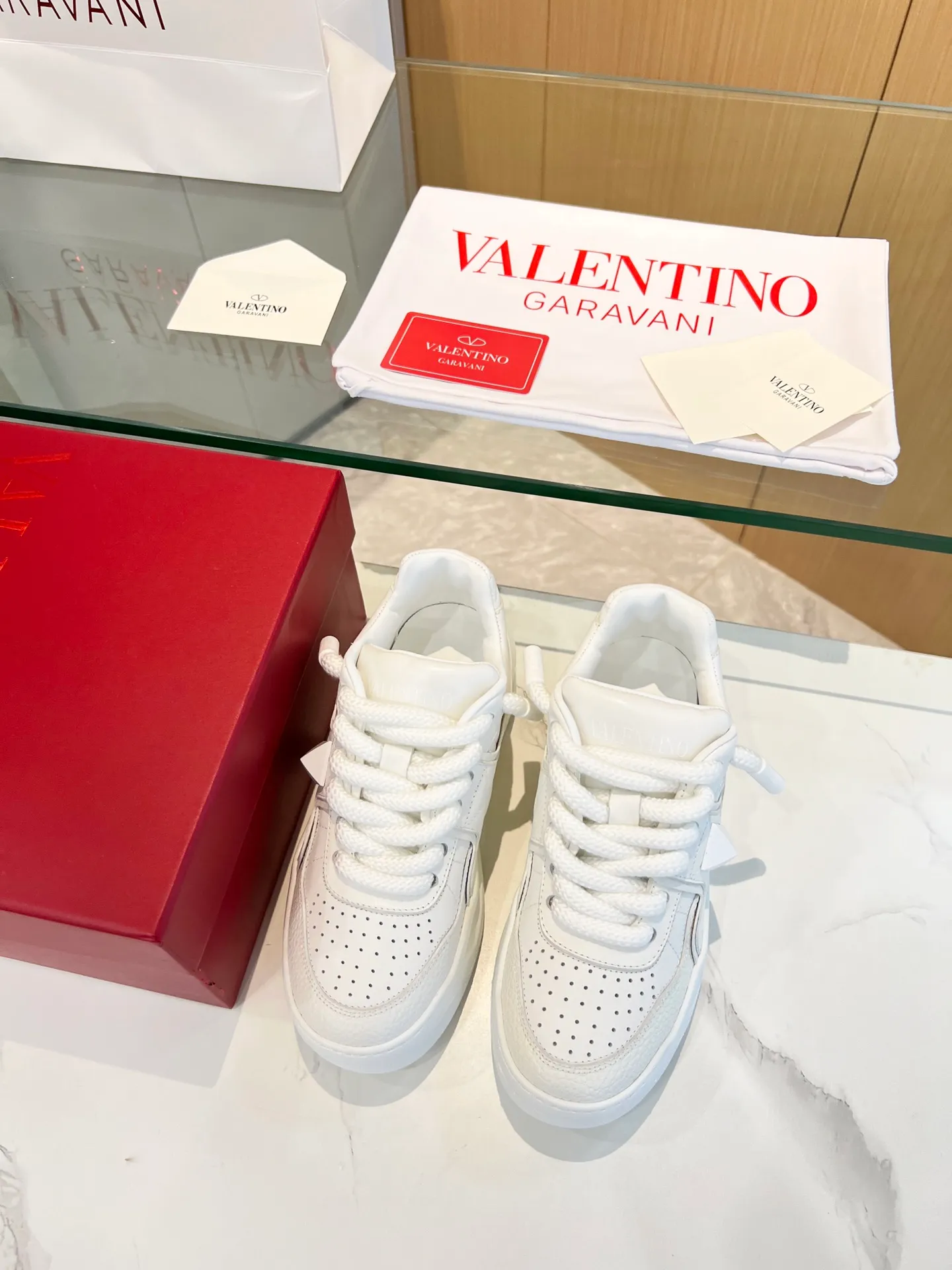 👟👟Ex-factory price 640👟👟 𝑽𝒂𝒍𝒆𝒏𝒕𝒊𝒏𝒐Valentino 𝑶𝒏𝒆𝑺𝒕𝒖𝒅 Couple sneaker series Valentino 2023 new couple sneakers are on sale. The original Z👟👟 was purchased and dismantled at the ex-factory price. Repeated pattern making and modifications. We strive to restore it one to one! Top luxury masterpiece. Signature rivet design. Soft and comfortable genuine sheepskin brings excellent and elegant texture and excellent on-foot comfort. Top purchasing version upper: imported calfskin surface/original oil edge craftsmanship. Lining: water-dyed cowhide lining. Outsole: original development 𝐓𝐏𝐔 two-color combination outsole. Packaging: original configuration complete package. Code number: 34-𝟒𝟓